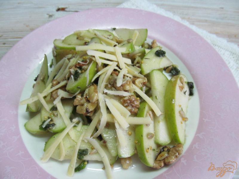 Фото приготовление рецепта: Салат из яблок с орехами и сыром шаг №4