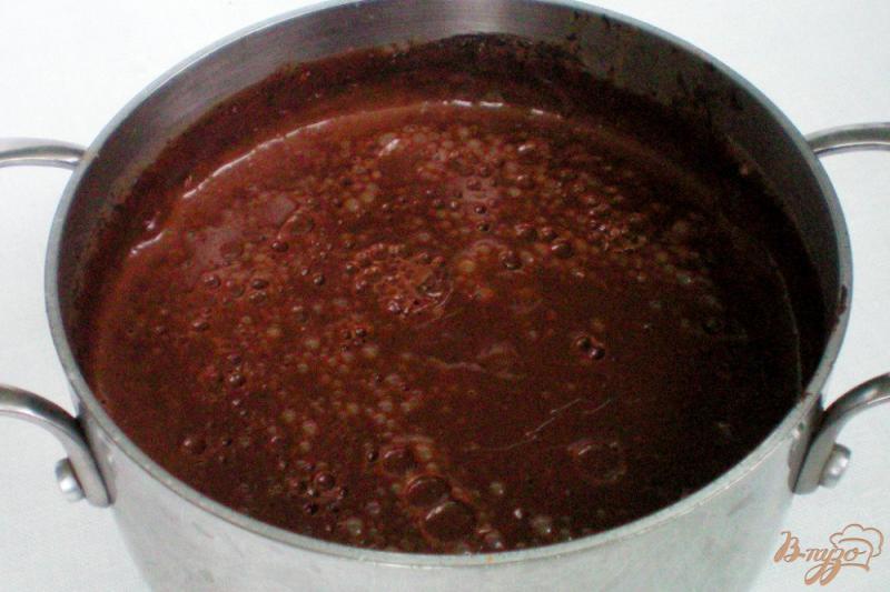 Фото приготовление рецепта: Медовик с шоколадным кремом, имбирем и орехами шаг №6