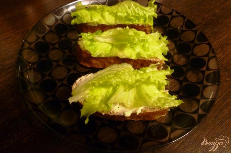 Фото приготовление рецепта: Бутерброды с соленой кетой и вялеными томатами шаг №2