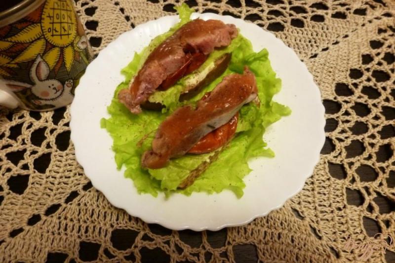 Фото приготовление рецепта: Бутерброды с соленой кетой и вялеными томатами шаг №5