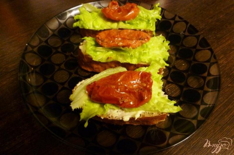 Фото приготовление рецепта: Бутерброды с соленой кетой и вялеными томатами шаг №3