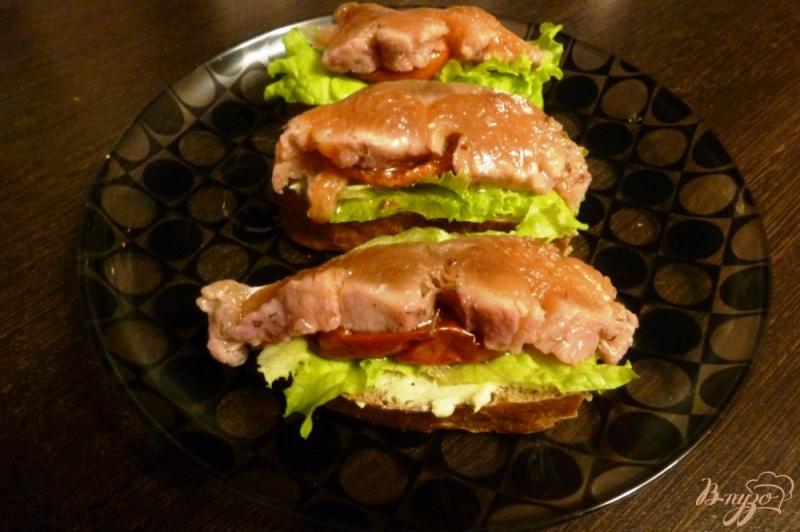 Фото приготовление рецепта: Бутерброды с соленой кетой и вялеными томатами шаг №4