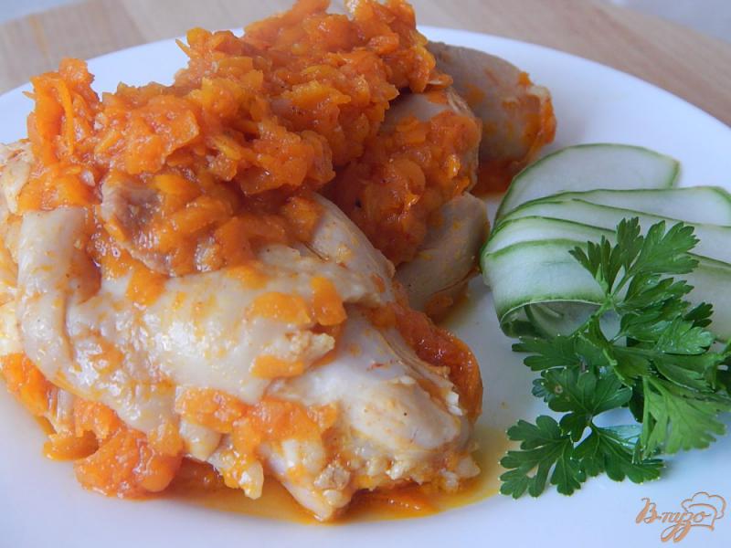 Фото приготовление рецепта: Курица тушёная с морковью шаг №5