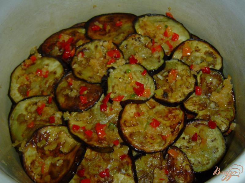 Фото приготовление рецепта: Баклажаны с чесноком, сладким и горьким перцем шаг №6