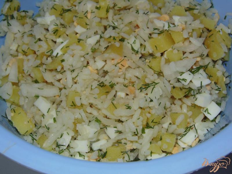 Фото приготовление рецепта: Салат с рисом и зеленью шаг №7
