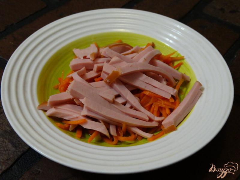 Фото приготовление рецепта: Салат с корейской морковкой и колбасой шаг №2