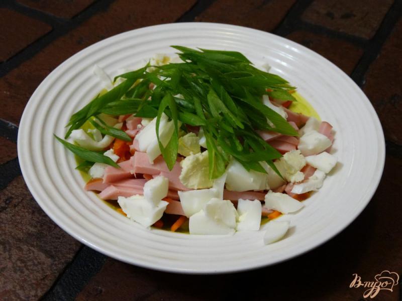 Фото приготовление рецепта: Салат с корейской морковкой и колбасой шаг №4