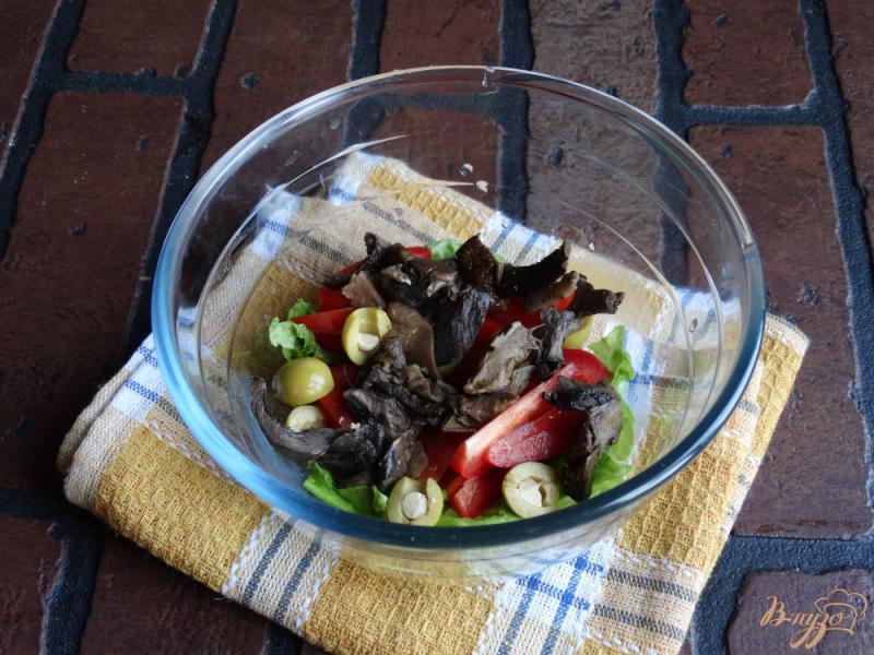 Фото приготовление рецепта: Салат с лесными грибами шаг №4