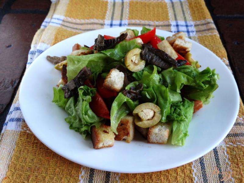 Фото приготовление рецепта: Салат с лесными грибами шаг №7