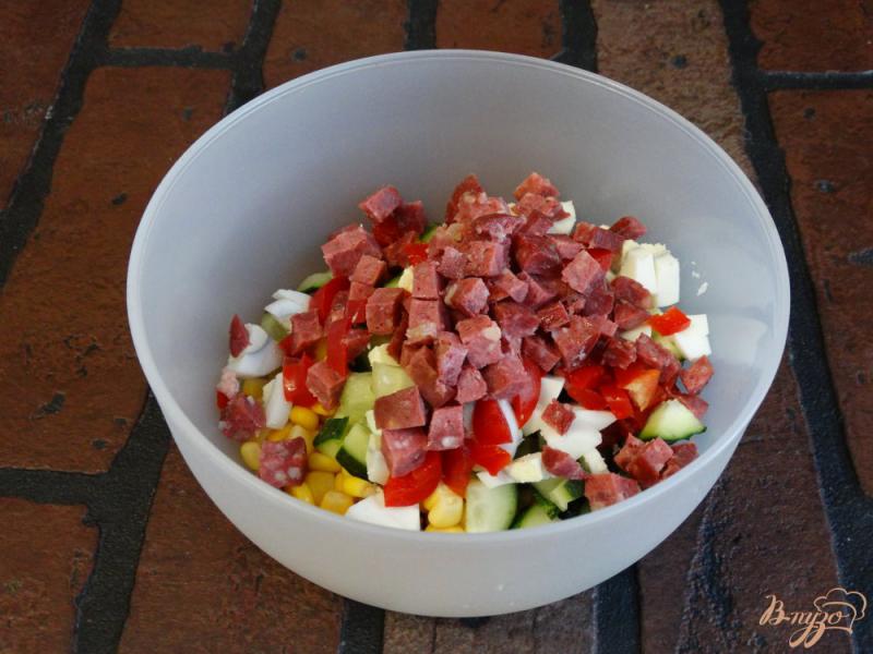 Фото приготовление рецепта: Салат с кукурузой и колбасой шаг №5