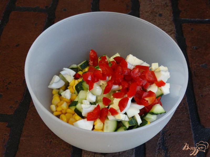 Фото приготовление рецепта: Салат с кукурузой и колбасой шаг №4