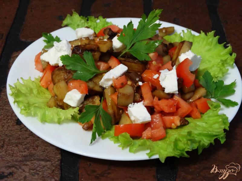 Фото приготовление рецепта: Салат с баклажанами и сыром сиртаки шаг №7