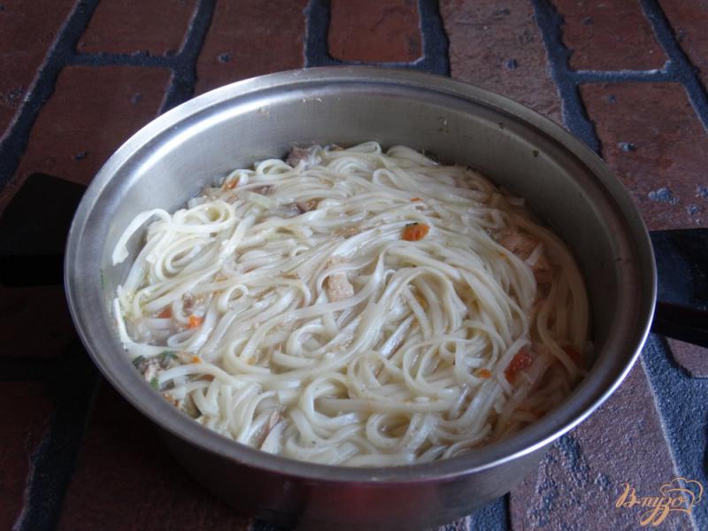 Фото приготовление рецепта: Суп-лапша с соевой лапшой и тушенкой шаг №7