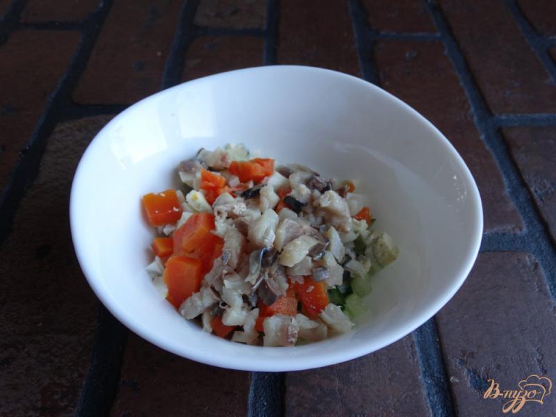 Фото приготовление рецепта: Рыбный салат на хлебцах шаг №4