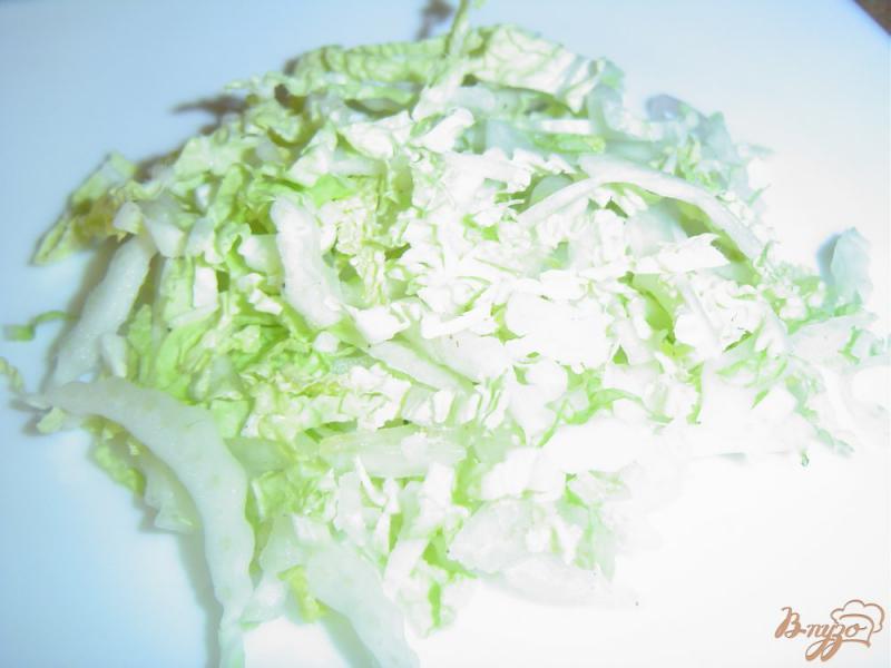 Фото приготовление рецепта: Салат из пекинской капусты с виноградом и сыром шаг №4
