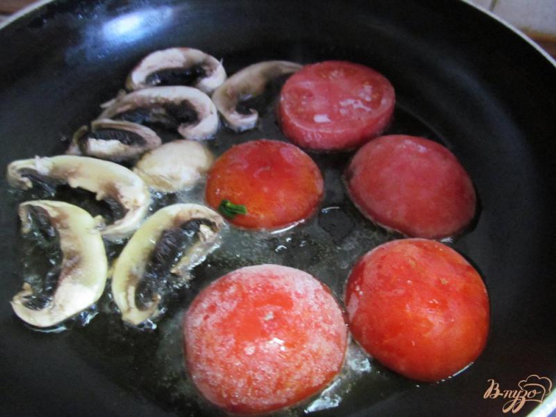 Фото приготовление рецепта: Яичница с грибами и замороженным помидором шаг №2