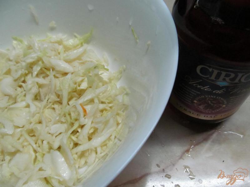 Фото приготовление рецепта: Салат с капустой яблоком и дайконом шаг №2