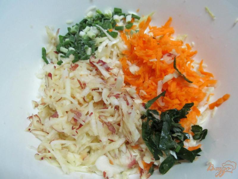 Фото приготовление рецепта: Салат с капустой яблоком и дайконом шаг №3