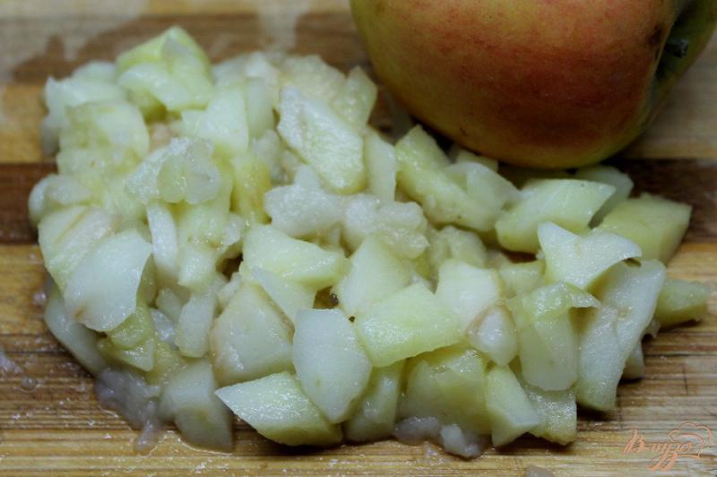 Фото приготовление рецепта: Салат из печеного яблока и свеклы, с грецкими орехами шаг №2
