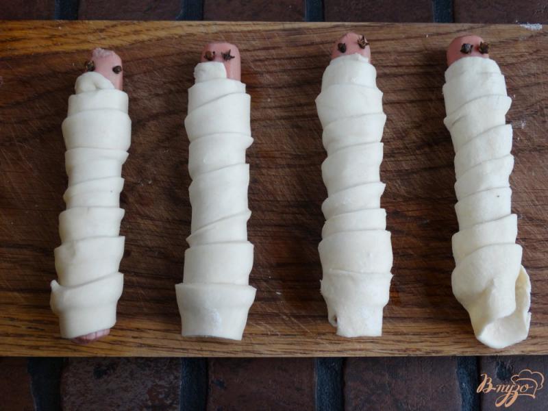 Фото приготовление рецепта: Сосиски в тесте Мумии шаг №4