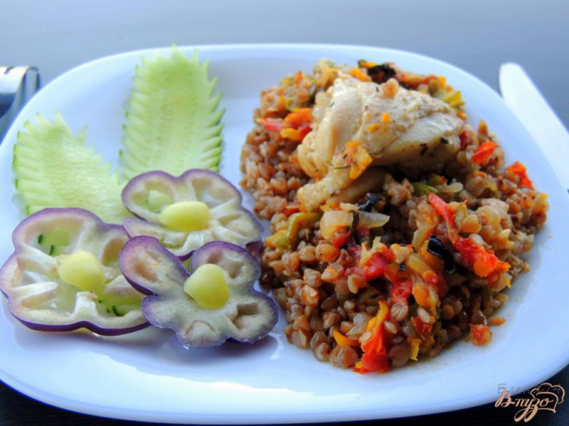 Фото приготовление рецепта: Гречка с овощами и курицей шаг №9