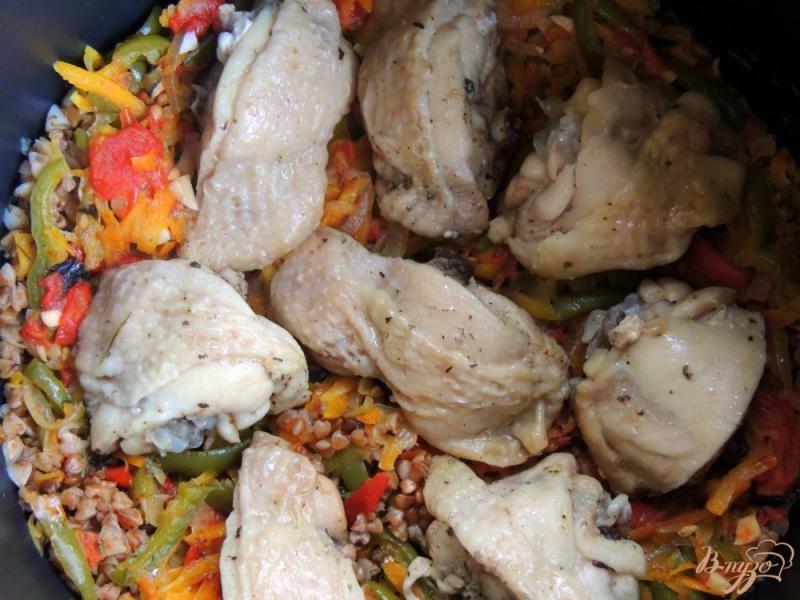 Фото приготовление рецепта: Гречка с овощами и курицей шаг №8