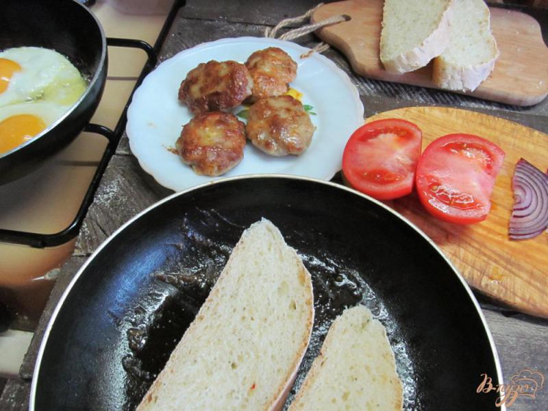 Фото приготовление рецепта: Бутерброд с котлетой и яйцом шаг №4