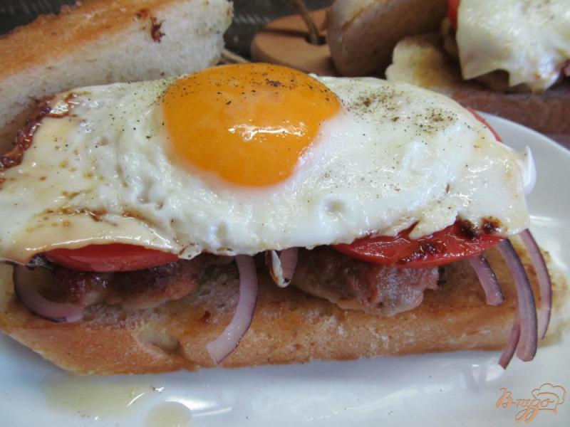 Фото приготовление рецепта: Бутерброд с котлетой и яйцом шаг №8