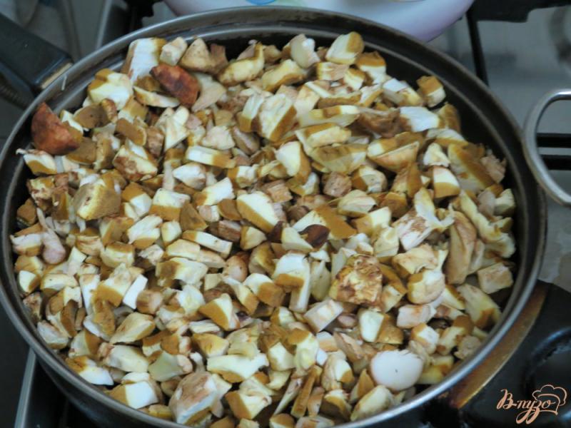 Фото приготовление рецепта: Баклажаны с маслятами в сметанном соусе шаг №5