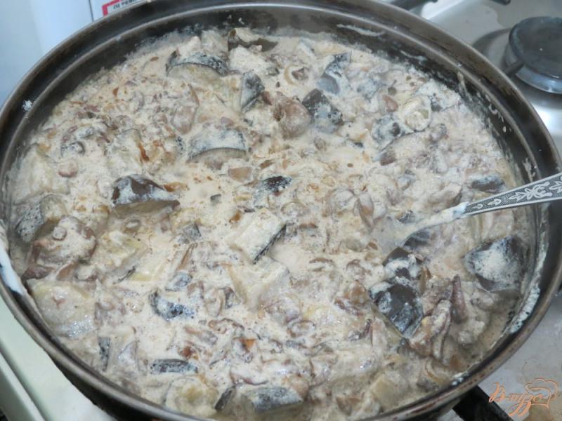 Фото приготовление рецепта: Баклажаны с маслятами в сметанном соусе шаг №6