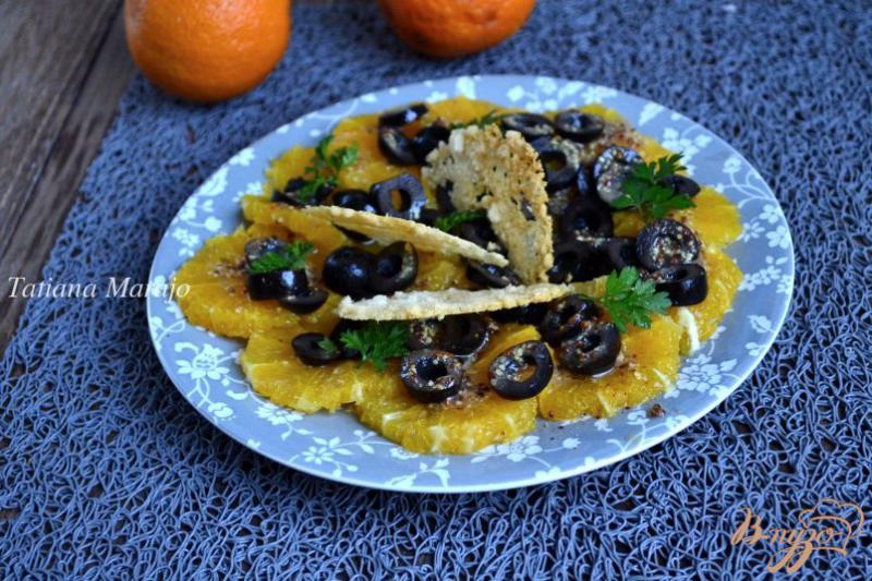 Фото приготовление рецепта: Салат с апельсинами и чипсами из сыра шаг №6