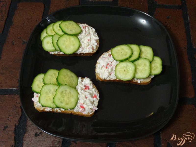 Фото приготовление рецепта: Крабовые бутерброды «Рыбки» шаг №6