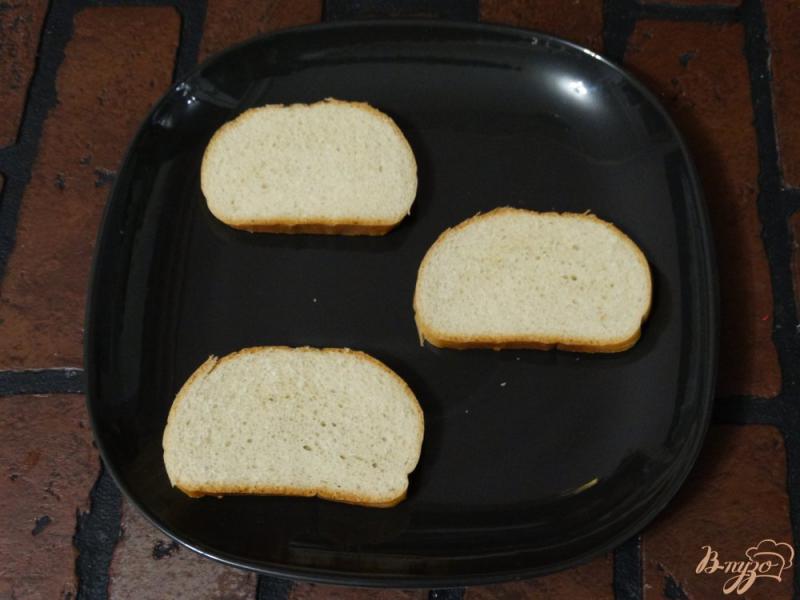 Фото приготовление рецепта: Крабовые бутерброды «Рыбки» шаг №4