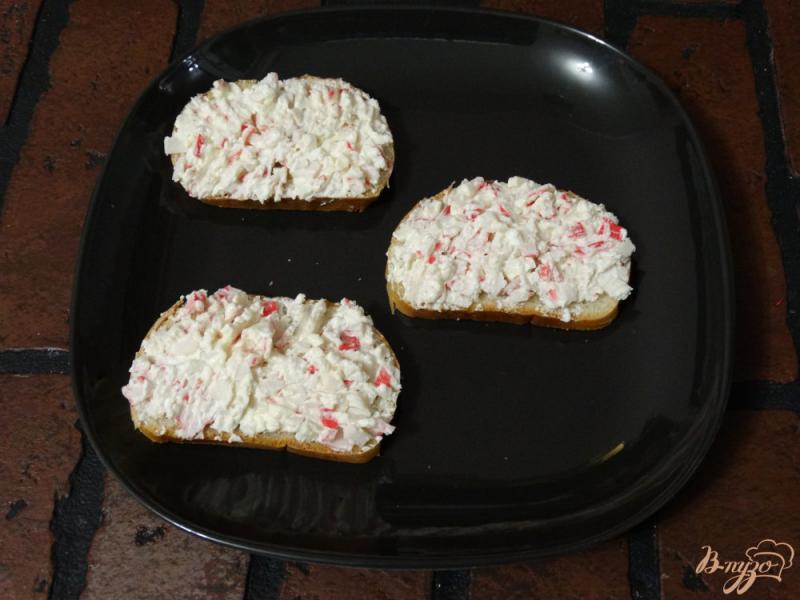 Фото приготовление рецепта: Крабовые бутерброды «Рыбки» шаг №5
