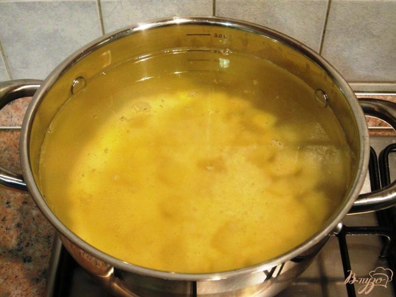 Фото приготовление рецепта: Суп сардинами и пшеном шаг №4
