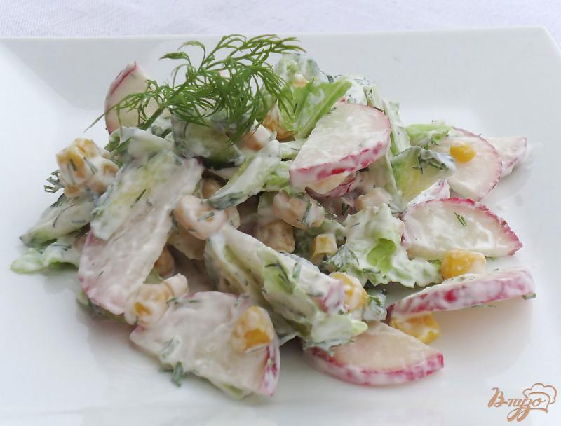 Фото приготовление рецепта: Салат из редиса, огурцов и кукурузы шаг №6