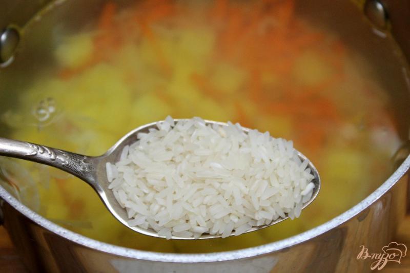 Фото приготовление рецепта: Суп с фрикадельками и рисом шаг №3
