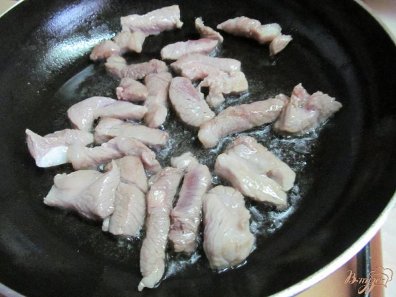 Фото приготовление рецепта: Быстрая лапша со свининой и имбирем шаг №2