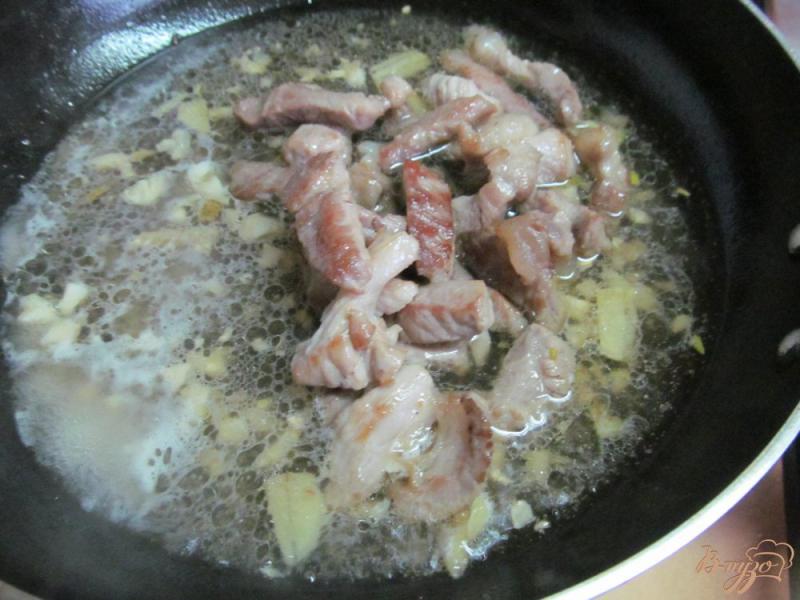Фото приготовление рецепта: Быстрая лапша со свининой и имбирем шаг №4