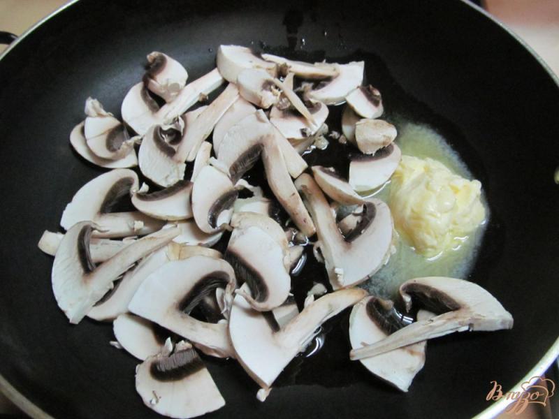 Фото приготовление рецепта: Салат из пекинской капусты с грибами и вялеными томатами шаг №1