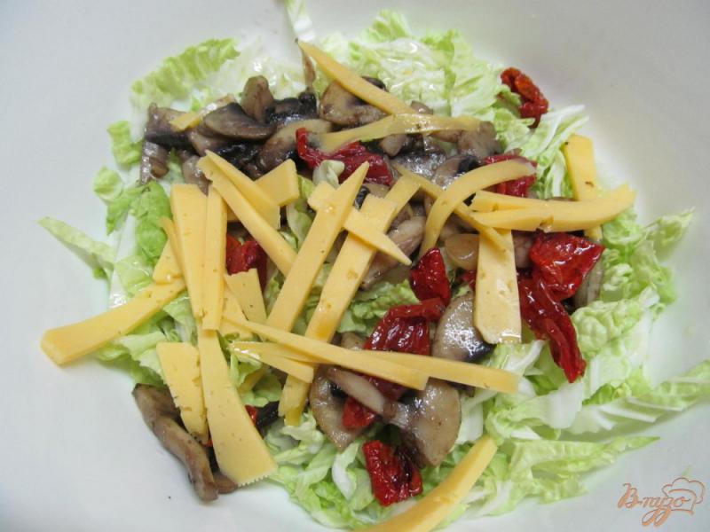 Фото приготовление рецепта: Салат из пекинской капусты с грибами и вялеными томатами шаг №4