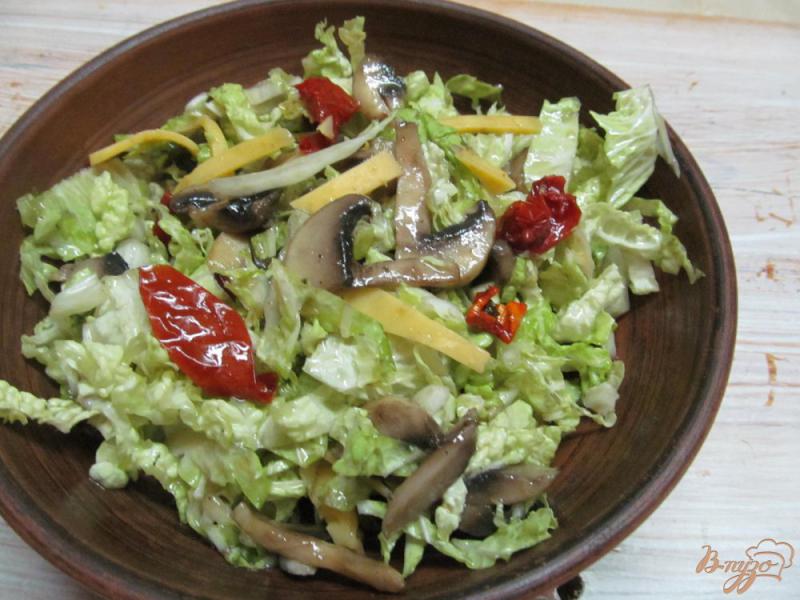 Фото приготовление рецепта: Салат из пекинской капусты с грибами и вялеными томатами шаг №6