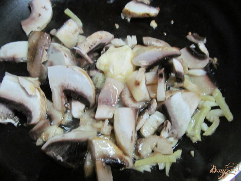 Фото приготовление рецепта: Голубцы в пекинской капусте с кукурузной крупой и грибами шаг №2
