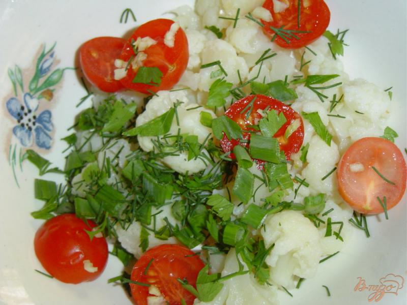 Фото приготовление рецепта: Салат из цветной капусты  с помидорами, чесноком и зеленью шаг №3