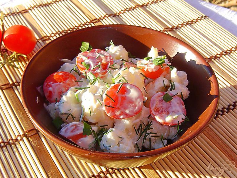 Фото приготовление рецепта: Салат из цветной капусты  с помидорами, чесноком и зеленью шаг №5