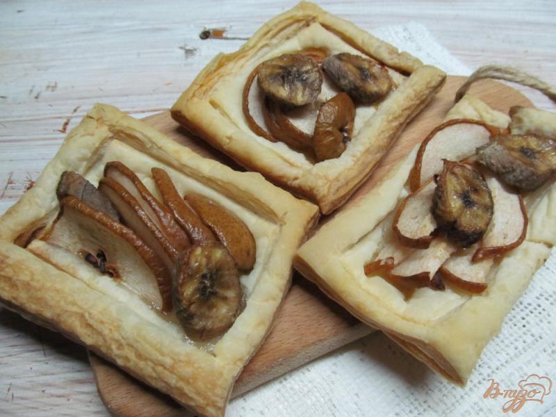 Фото приготовление рецепта: Пирожное из слоенного теста с грушей и бананом шаг №4