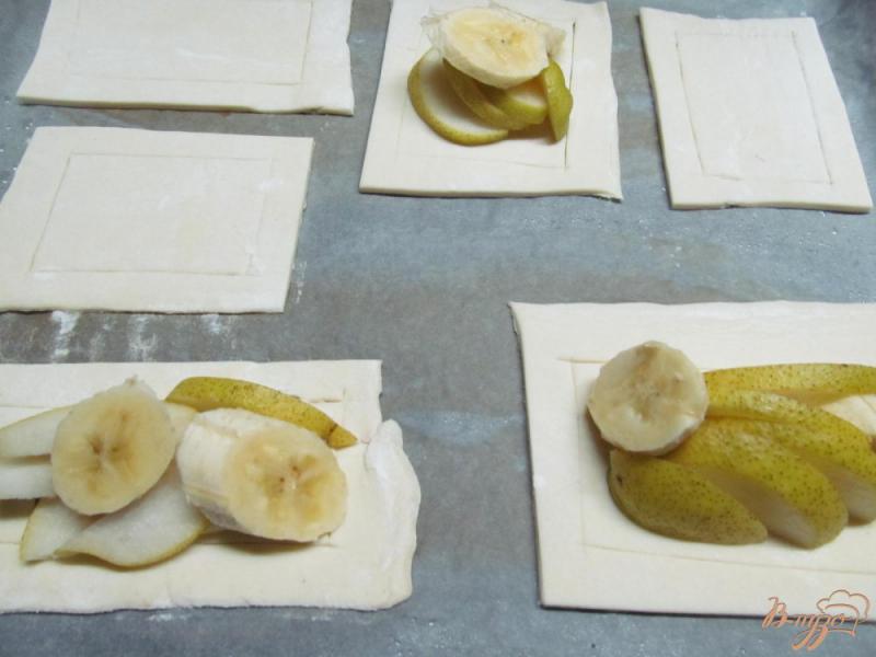 Фото приготовление рецепта: Пирожное из слоенного теста с грушей и бананом шаг №3