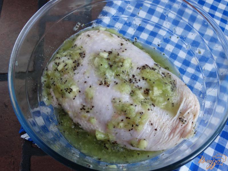 Фото приготовление рецепта: Куриная грудка в маринаде из киви шаг №3
