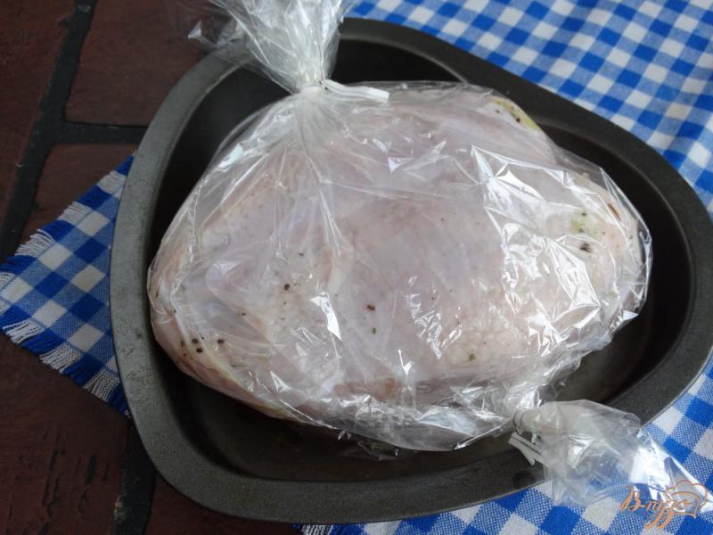Фото приготовление рецепта: Куриная грудка в маринаде из киви шаг №4