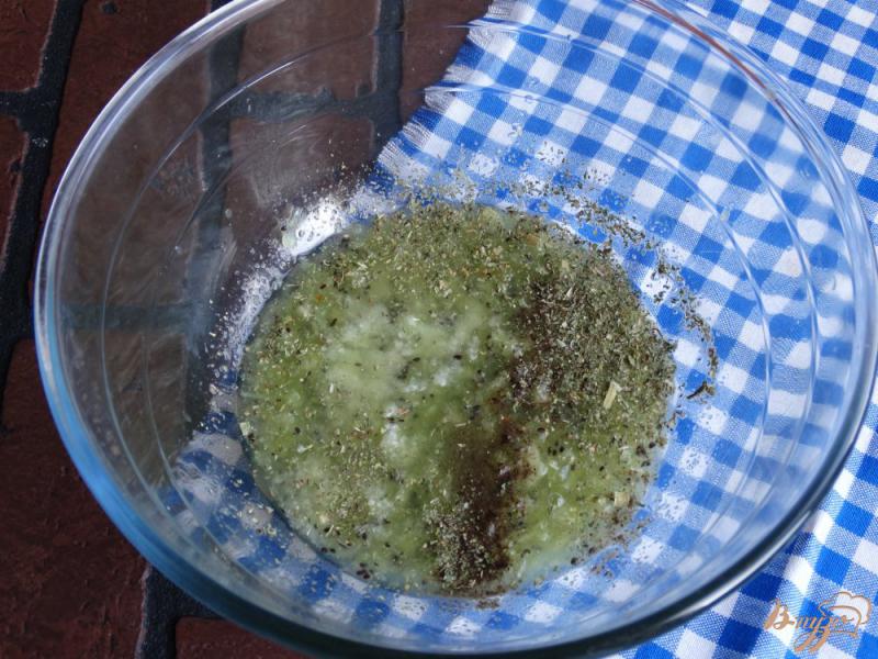 Фото приготовление рецепта: Куриная грудка в маринаде из киви шаг №2